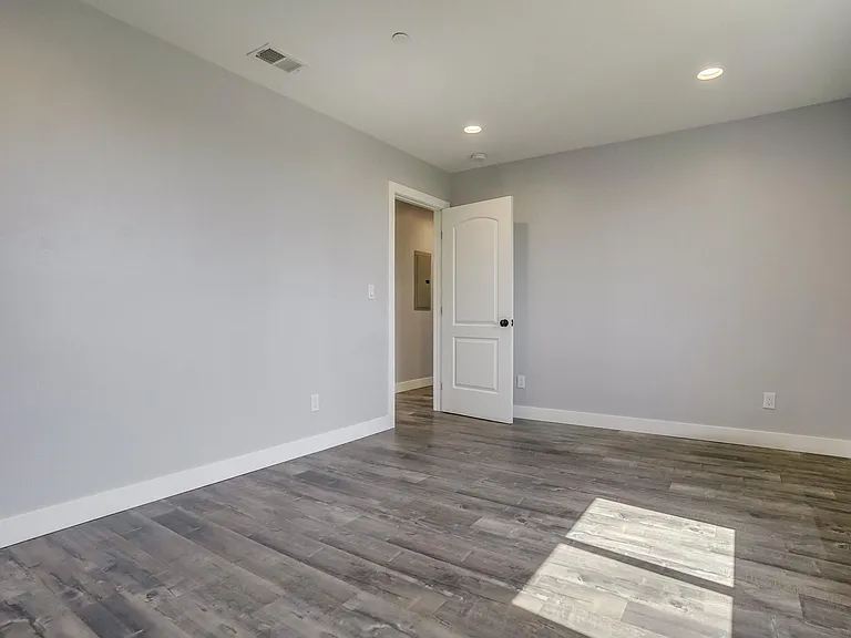 5258 1/2 E Oakland St — Photo 15