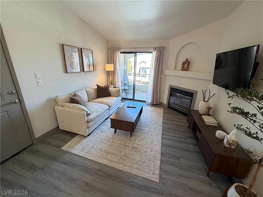 1 bed, 1.0 bath, 660 sqft, $1,600 — Photo 2