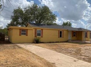 1105 E Geneva St, Slaton, TX 79364