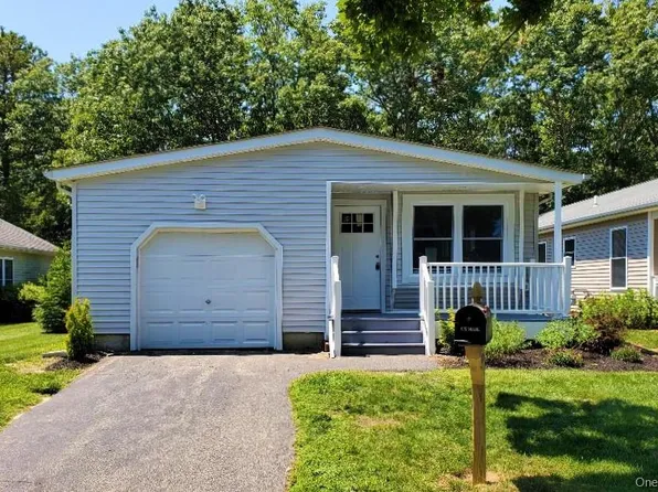 201 Village Circle W, Manorville, NY 11949