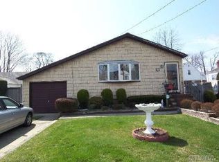 40 Buena Vista Blvd, Lindenhurst, NY 11757