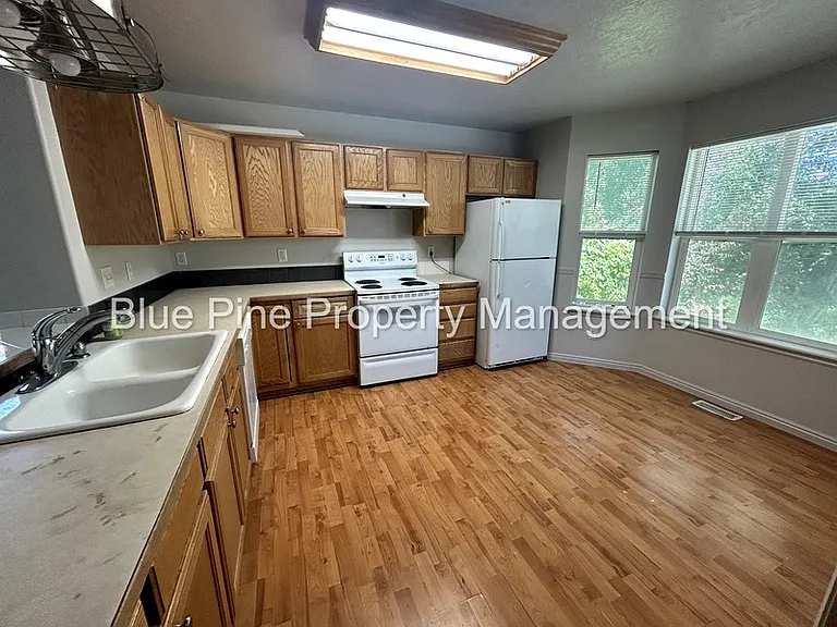 648 E Poplar St — Photo 9