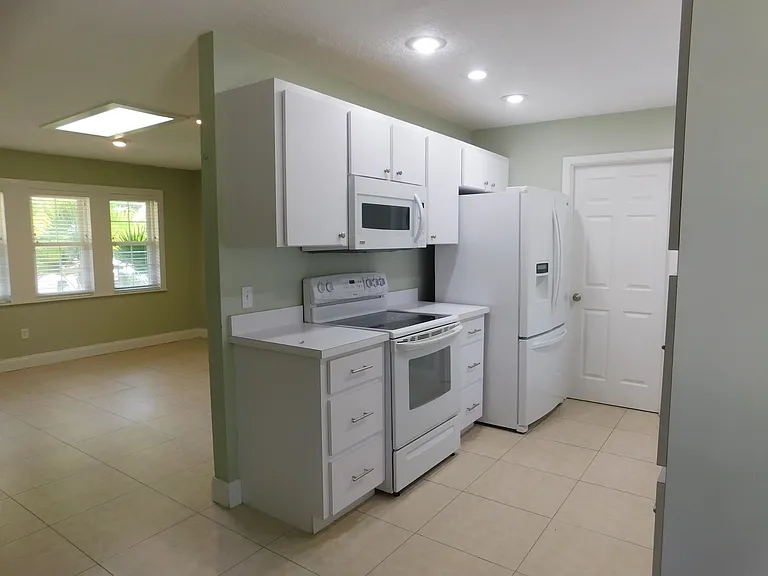 565 E Jessup Ave — Photo 4