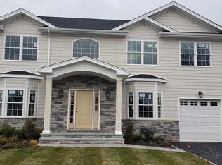 46 Sunrise St, Plainview, NY 11803