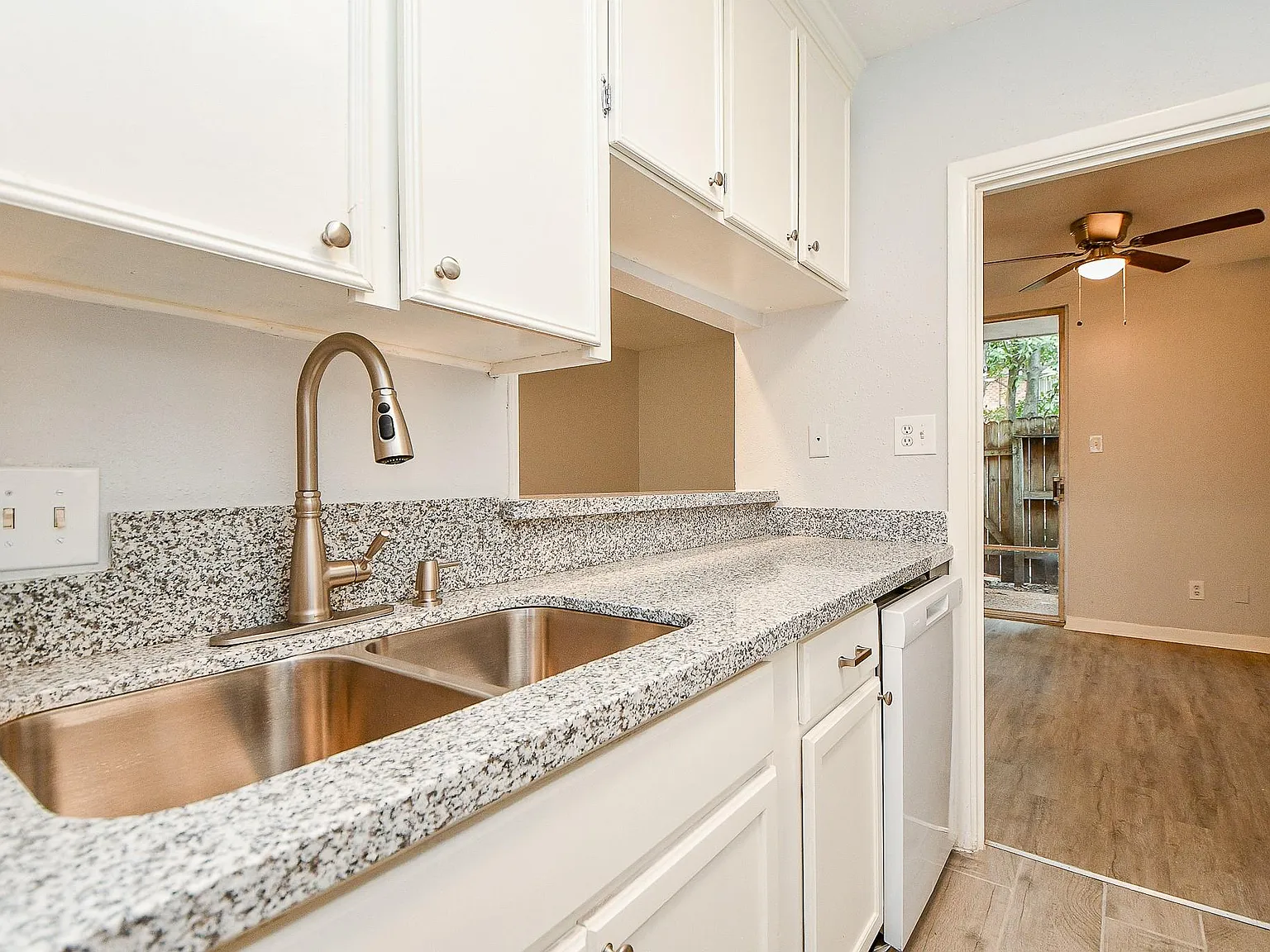 1 bed, 1.0 bath, 706 sqft, $975 — Photo 3