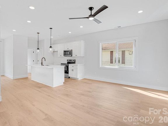 4th image of 506 Beacon St