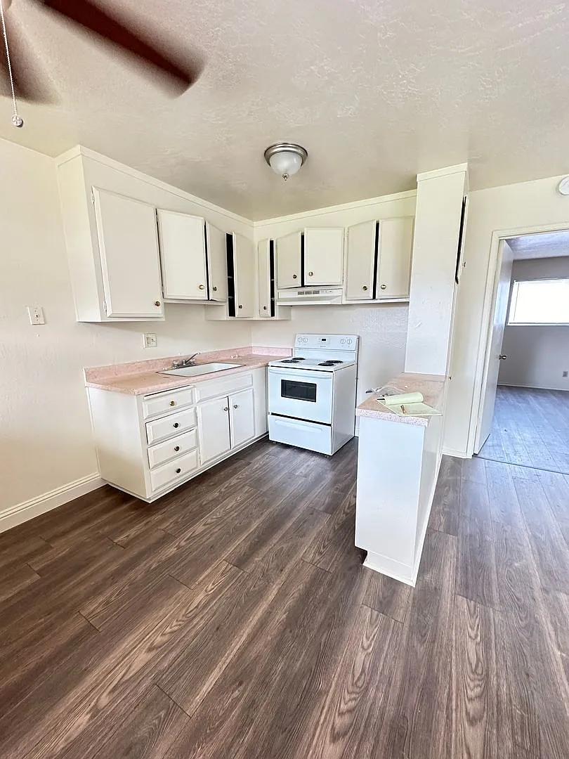 Lake Crest Apartments — Photo 2