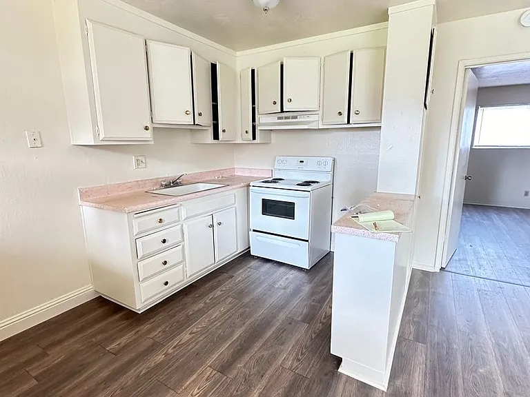 Lake Crest Apartments — Photo 11
