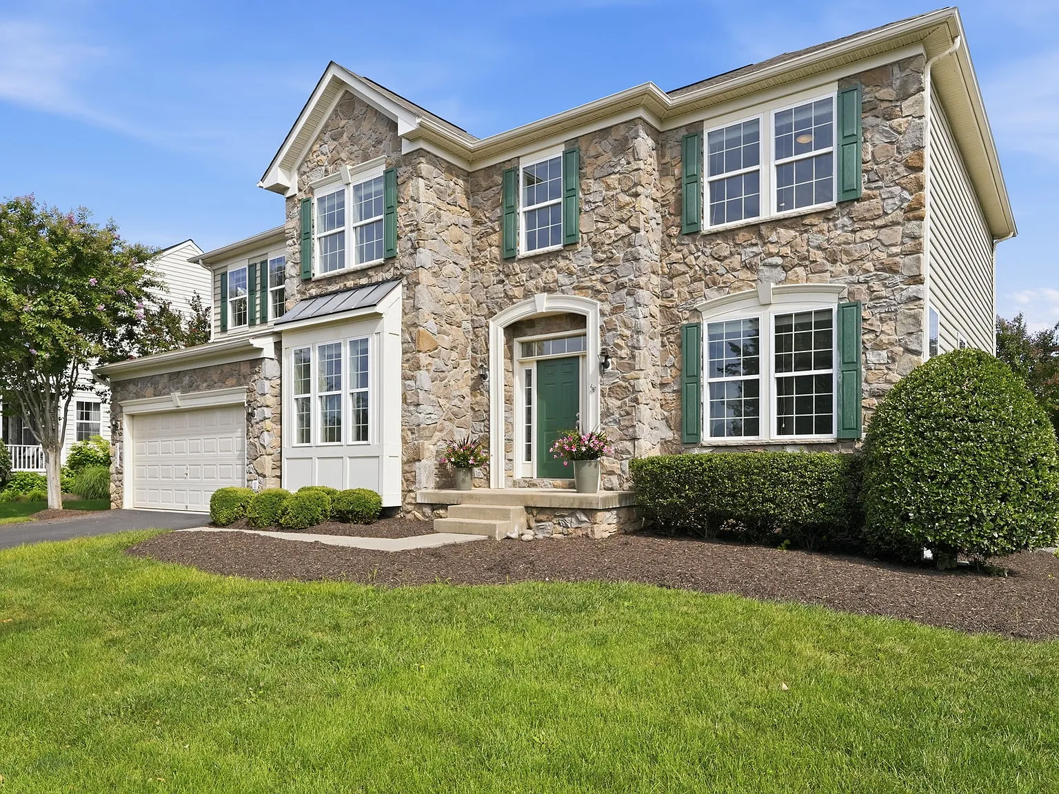 6 bed, 4.5 bath, 4799 sqft, $5,700 — Photo 3