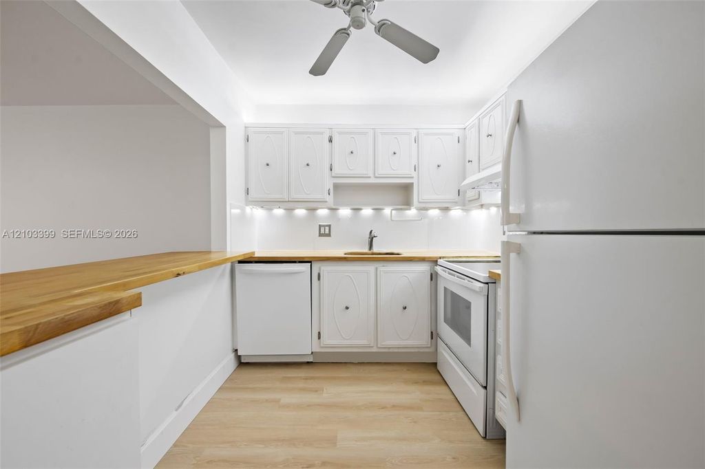 253 S Cypress Rd APT 211, photo 5
