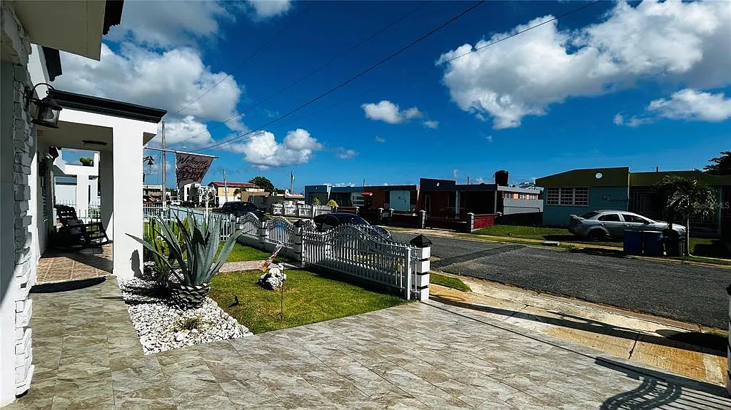 Building Photo - G51 Urb Paseos Reales