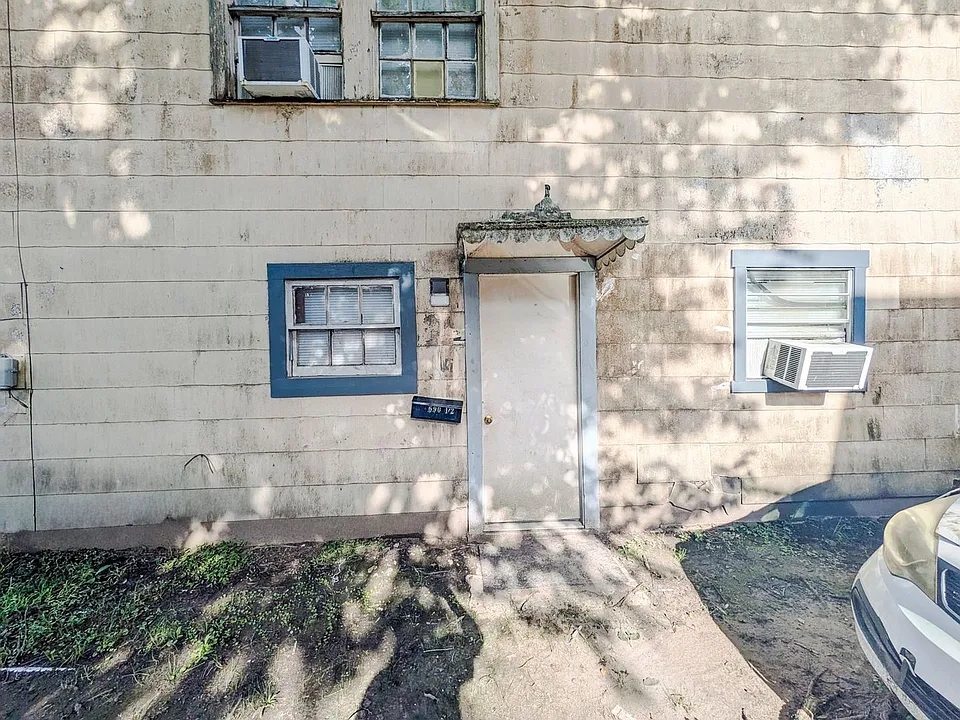 690 - 690 1/2 W Irby St