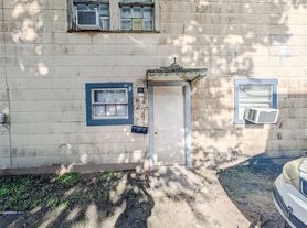 690 - 690 1/2 W Irby St