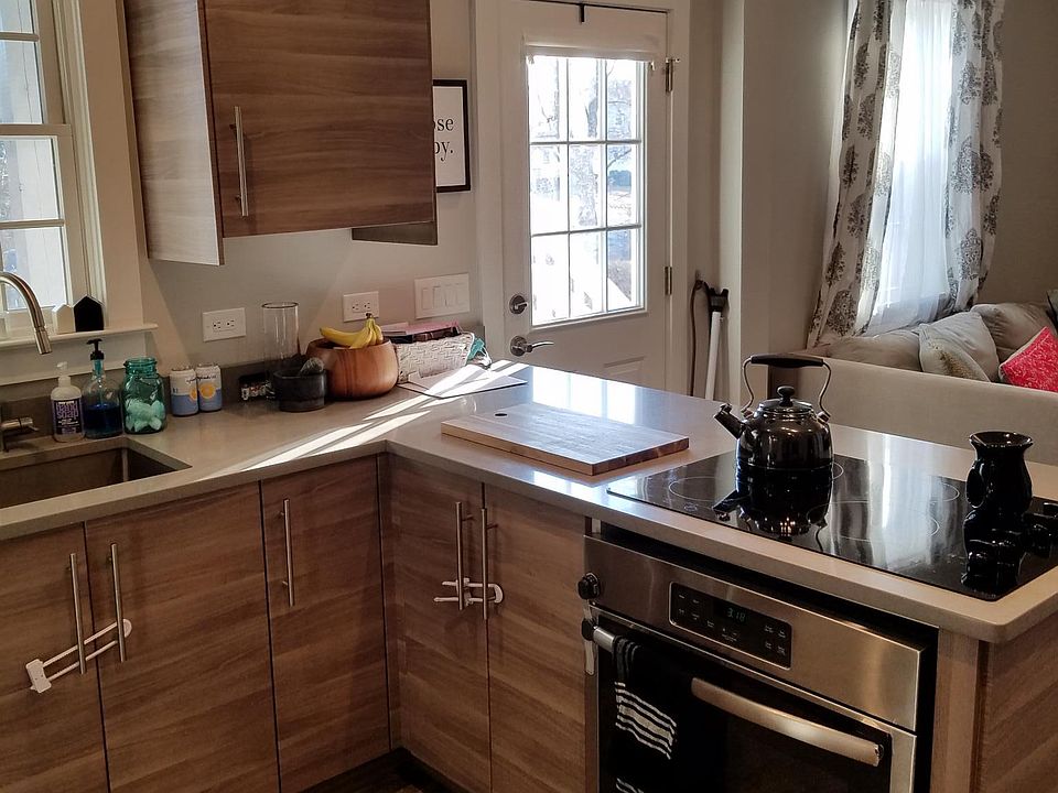 Kitchen Counters Pic #3