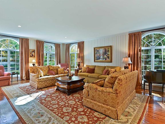 4th image of 15 Tall Oak Ct