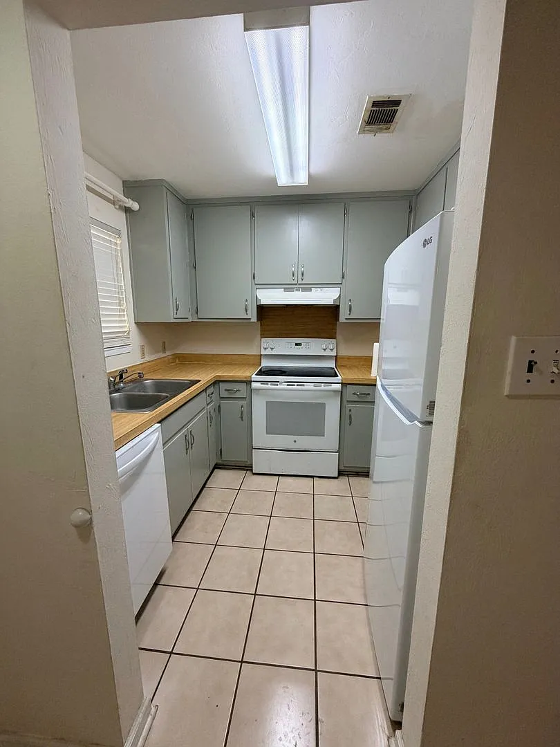 Pool + Pet Friendly + Close to FSU & TSC! — Photo 2