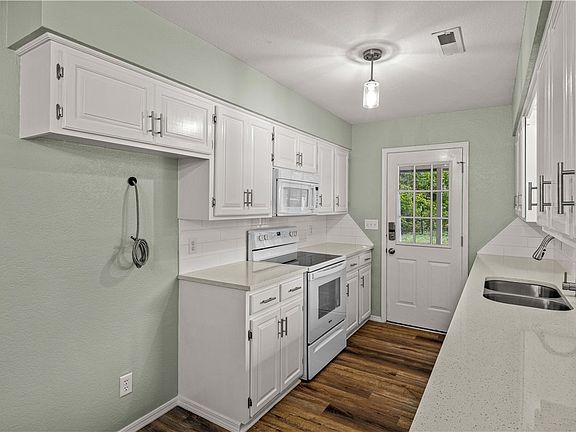 3rd image of 380 Jay Ave