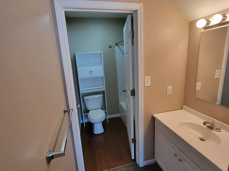 316 E Davis St #D — Photo 11