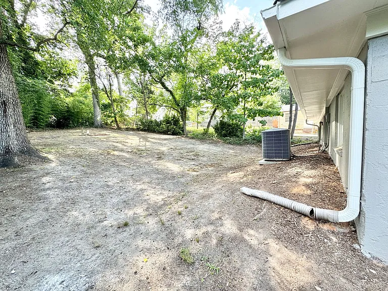 912 Englewood St — Photo 14