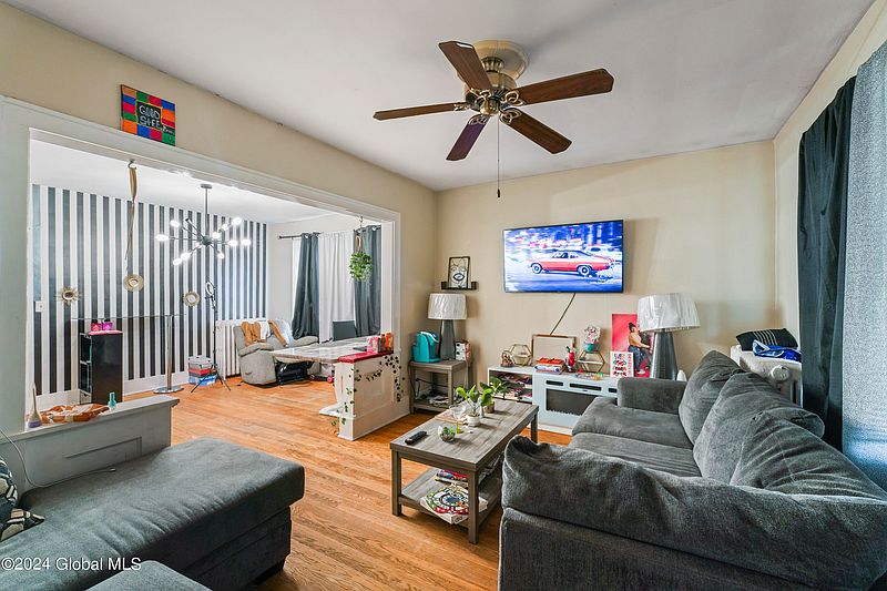 3rd image of 52 Pinewood Avenue