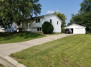 1502 Delta Dr, Cedar Falls, IA 50613