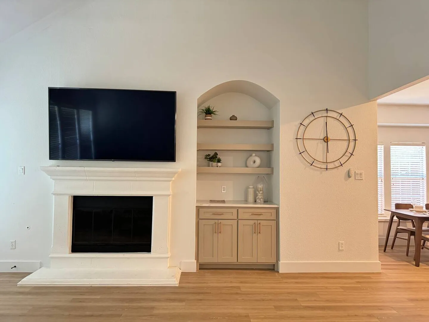Beautiful Newly Renovated Home — Photo 4