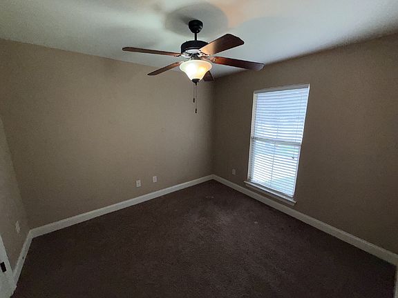 3rd image of 18 Breydon Ct