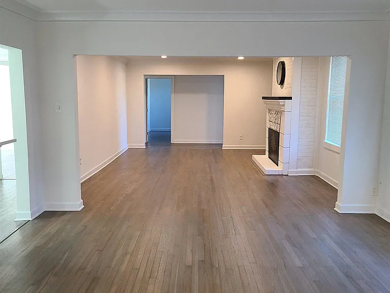 1301 W Lee St — Photo 4