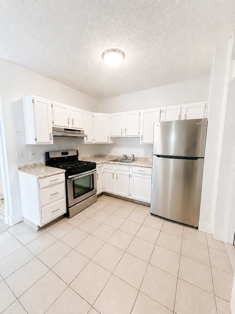 Updated 1-Bedroom | Walk-In Closet & Modern Finishes — Photo 4