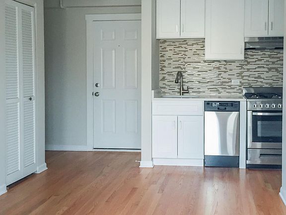 2nd image of 2537 W Leland Ave #C10
