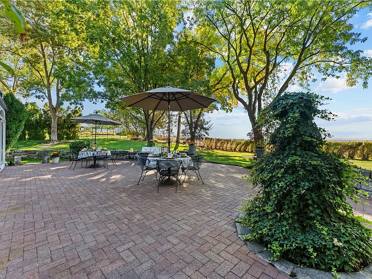 990 W Parkhill Dr — Photo 93