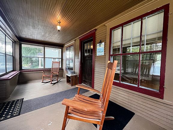 3rd image of 427 6th Ave W