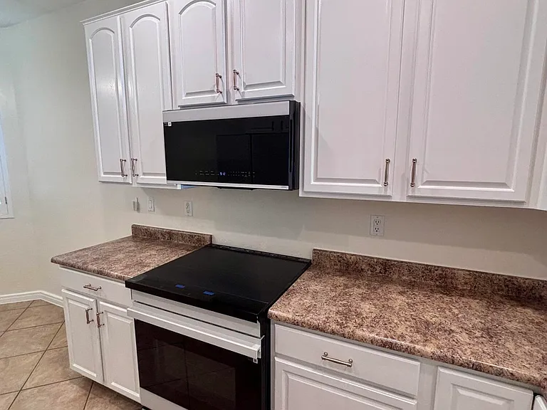5606 W Saint Anne Ave — Photo 8
