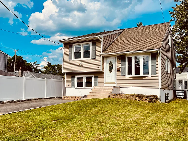 Fully renovated ! Ready to move in.