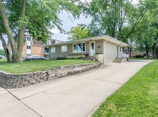 2008 Valley Park Dr, Cedar Falls, IA 50613