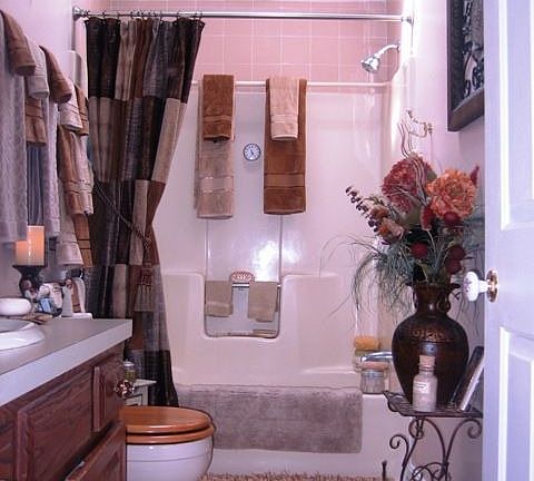 2nd level bath w/vaulted ceilings