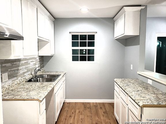 2nd image of 207 Lynhaven Dr