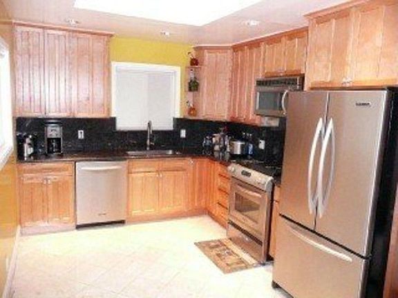 4th image of 2220 Fleetwood Dr