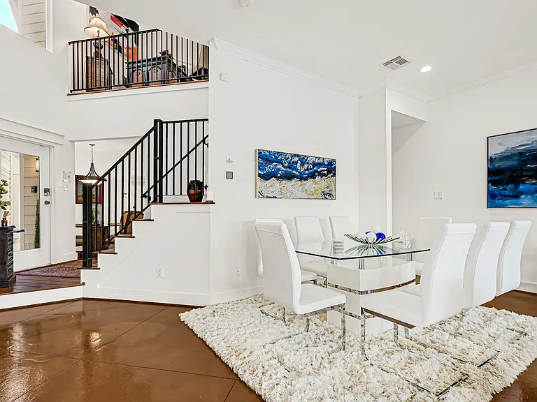 Larkin St — Photo 7