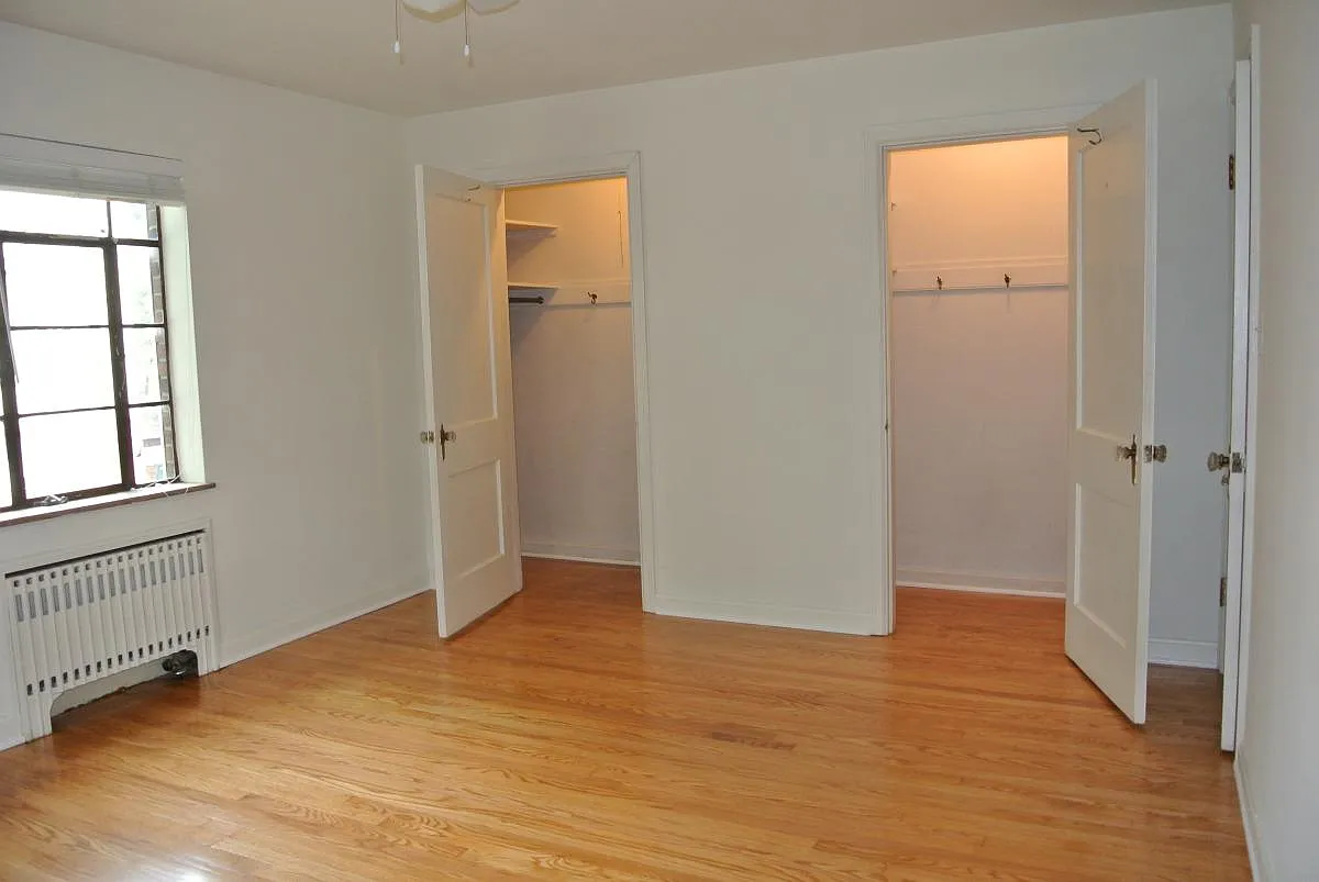 bedroom #1 with 2 walk in closets - 3400 Duncan Ave