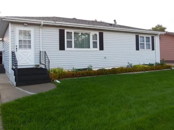 1300 Albany Dr, Bismarck, ND 58504