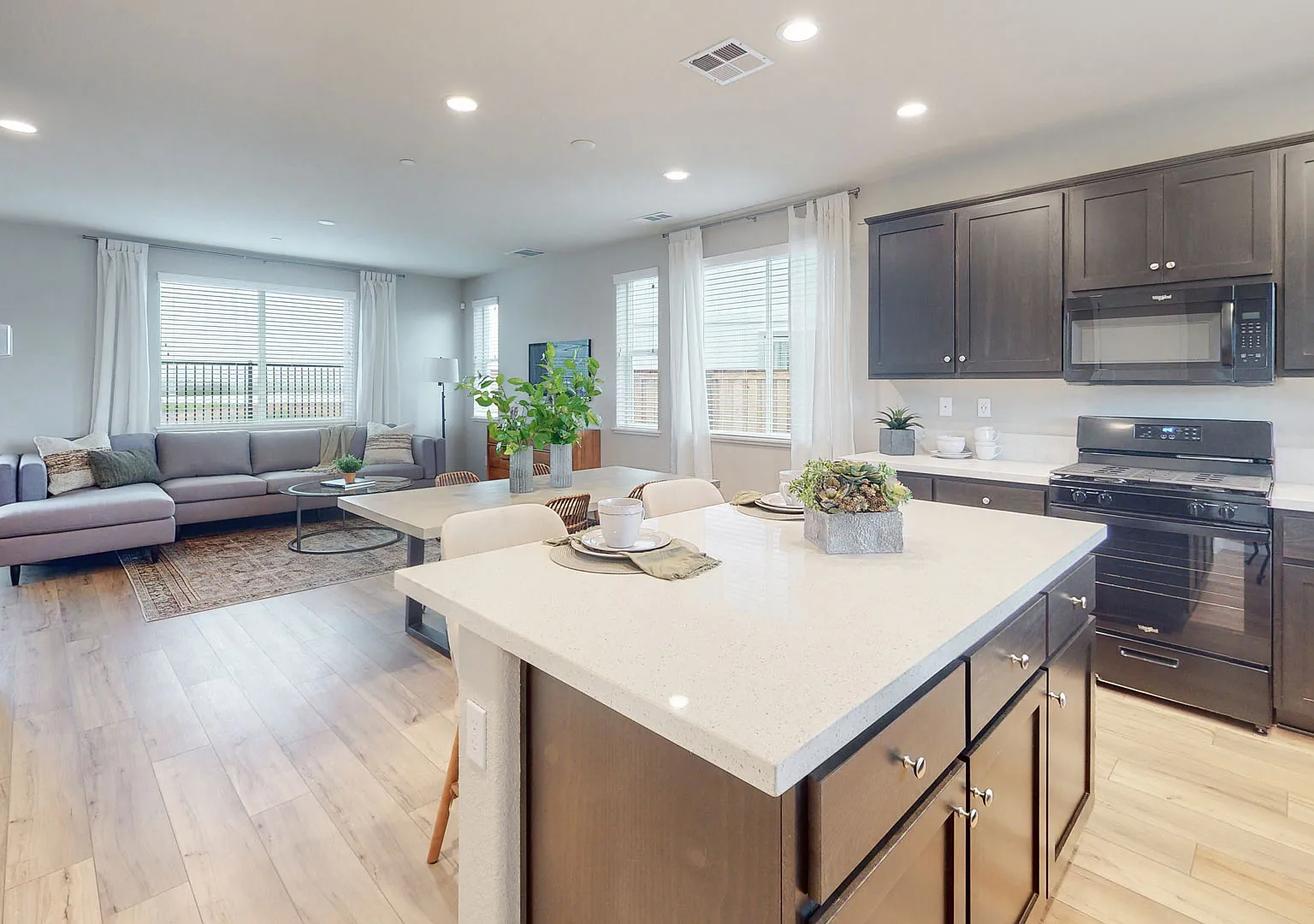 4 bed, 2.5 bath, 1917 sqft, $3,451 — Photo 3