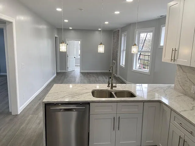 5 bed, 2.5 bath, 3000 sqft, $3,000 — Photo 3