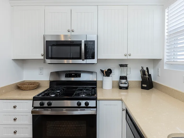 Fully equipped kitchen.