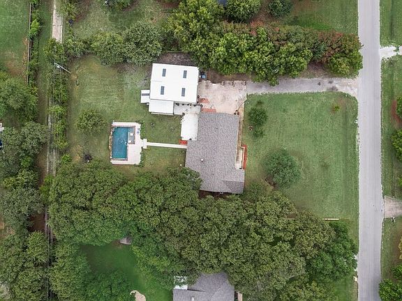 2nd image of 22 Spring Oaks Rd