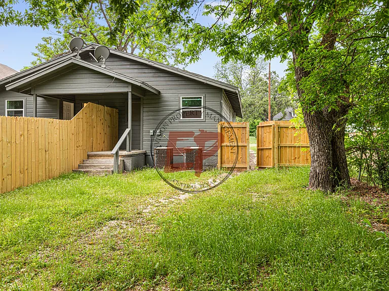 1920 Lyle Ave — Photo 9