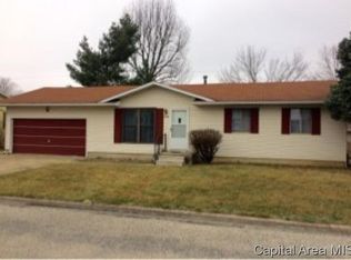 1004 Hall Dr W, Jacksonville, IL 62650