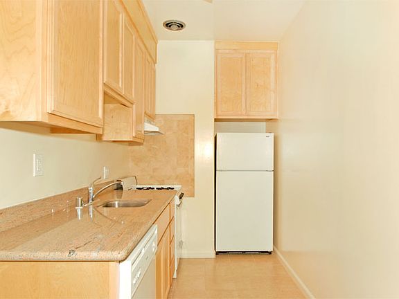 3rd image of 471 Forest Ave