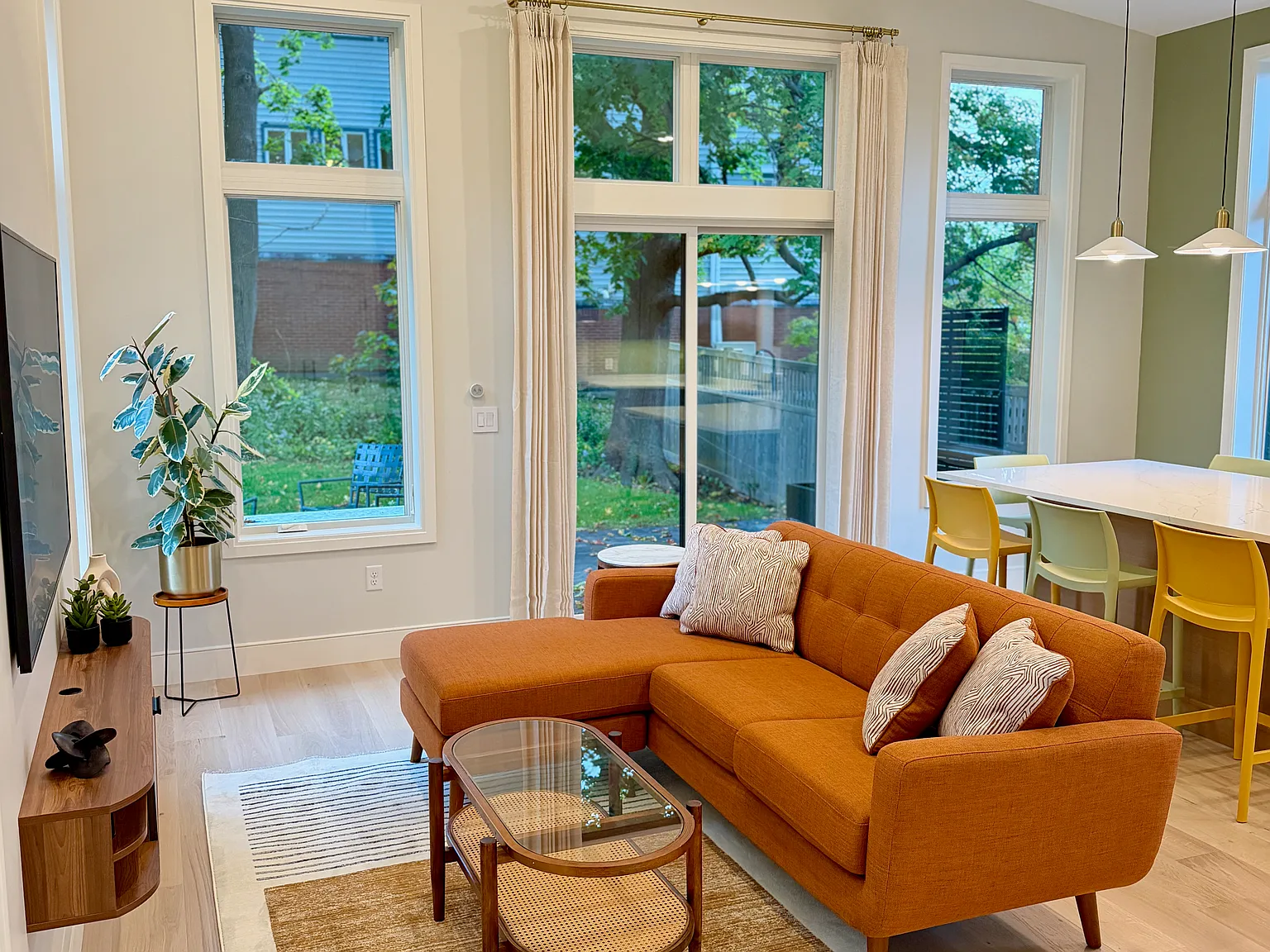 2 bed, 1100 sqft, $5,000 — Photo 3