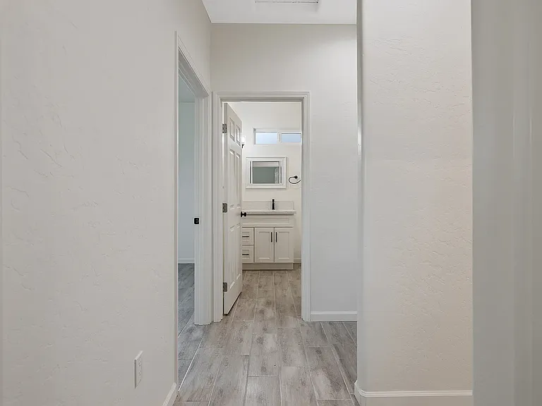 601 E 10th St — Photo 12